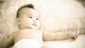 ảnh bé sơ sinh nằm 