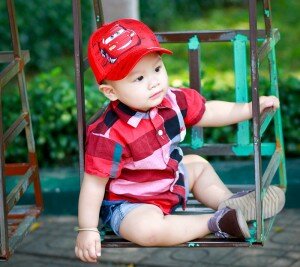 bé ngồi chơi đẹp 